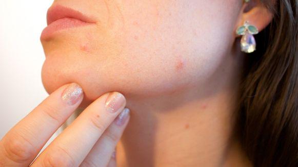 Dermatolog se pri svojem delu posveča najrazličnejšim boleznim, povezanih s kožo. Ugotavlja tudi vzroke kožnih alergij in jih zdravi. 