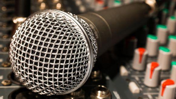 Mikrofon, ki ga največkrat vidimo v rokah pevcev ali govorcev pred številčnim občinstvom. 