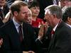 Sir Alex Ferguson je ob koncu tekme športno priznal premoč. Ob podelitvi medalj so mu v roko segli tudi princ William z angleške ter španski kralj Juan Carlos I. in predsednik vlade Jose Manuel Zapatero s španske strani. Foto: EPA