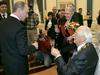 Lani je Vladimir Putin skupaj s številnimi drugimi ruskimi umetniki, znanstveniki in zdravniki z državnim priznanjem nagradil tudi Sergeja Mihalkova. Foto: EPA