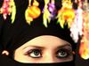 Mnenja o tem, ali burka in nikab izvirata iz islama, so deljena. Pripadnice islamske vere morajo v javnosti hoditi nenaličene in nenaparfumirane. Če imajo oblečen nikab, imajo oči lahko obrobljene. Foto: EPA