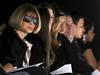 Anna Wintour, ki bo 3. novembra dopolnila 60 let, je kariero v modnem novinarstvu začela že pri 16 letih. Njen najpomembnejši mentor je bil oče Charles, sicer ugledni urednik časopisa Evening Standard. Wintourjeva je prava modna ikona, ki je s svojo paževsko pričesko in sončnimi očali že desetletja stalnica v prvih vrstah na modnih revijah. Foto: EPA
