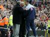 Alex Ferguson in Rafael Benitez sta takole v 12. minuti s četrtim sodnikom debatirala o sporni odločitvi za enajstmetrovko. Foto: Reuters