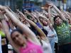 Tek? Fitnes? Dvigovanje uteži? Ne, več tisoč Newyorčanov si je danes za jutranje razgibavanje privoščilo jogo. Foto: Reuters