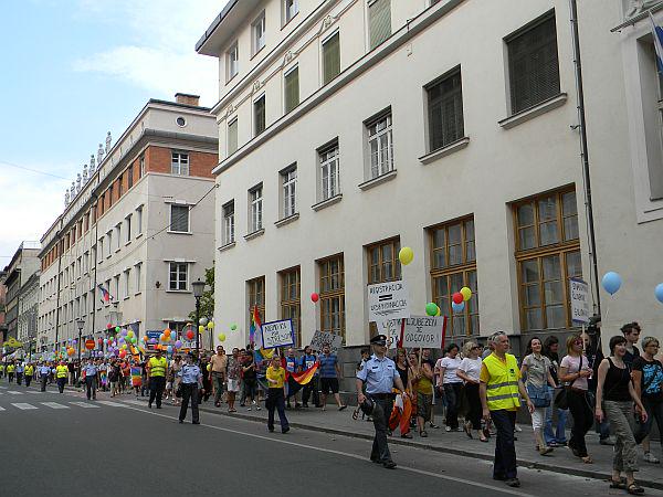 Letošnje Parade ponosa se je udeležilo okoli 250 ljudi, še več pa se jih je zbralo na Mestnem trgu po paradi. Foto: MMC RTV SLO