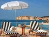 V Dubrovniku je glede na majhnost kraja veliko hotelov, ki se ponašajo s prestižnimi petimi zvezdicami (na fotografiji razgled na staro mestno jedro s plaže hotela Grand Villa Argentina). Foto: Dubrovnik Hotels