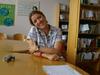 Socialna delavka in pedagoginja na Osnovni šoli Trnovo Barbara Ogrin staršem svetuje, naj tudi teh nekaj dni do začetka šole preživijo s svojim otrokom na zraku, na prostem, si vzamejo čas zanj, ga poslušajo, mu pogledajo v oči in se igrajo z njim. Foto: MMC RTV SLO/Ana Mavsar