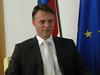 Določena področja v Sloveniji so že dolga leta, desetletja, manj razvita kot druga. Govorim predvsem o obmejnih območjih v Sloveniji. Zakaj je tako, je vprašanje. Morda ni bilo pravega programa, pravega načrta, tudi volje za to, da se izenači razvojni naboj v Sloveniji. V službi, ki jo vodim, smo k temu vprašanju pristopili s predlogom novega zakona o spodbujanju skladnega regionalnega razvoja, ki je v zdajšnji obliki sprejemljiv za zelo širok del zainteresirane javnosti. Hkrati je tudi primerna protiutež različnim zahtevam po intervencijskih zakonih, kar smo na primer pri soočanju z nosilci razvoja na Koroškem pred kratkim tudi uspešno argumentirali. Tako da drži, ta problem smo zaznali. Kriza je razlike le še poglobila, a rešitev imamo na mizi, je za MMC dejal minister Henrik Gjerkeš. Foto: MMC RTV SLO/Aleksandra K. Kovač