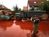 Zaradi poplav ali kemičnih opeklin so štirje ljudje umrli, 120 je ranjenih, šest jih še vedno pogrešajo. Foto: EPA