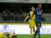 Boštjan Cesar v bolečinah na tleh, Samuel Eto'o pa z nasmeškom zapušča mesto napada. Dogodek, ki zaseda vrh naslovnic športnih medijev v Italilji in tudi Sloveniji. Foto: Sky Sport Italia