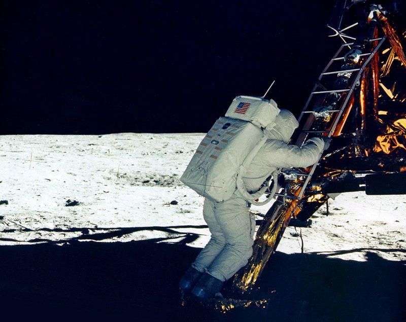 Armstrong je postavil kamero in posnel ter fotografiral svojega kolega Aldrina, kako se spušča na Luno. Foto: EPA