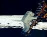 Armstrong je postavil kamero in posnel ter fotografiral svojega kolega Aldrina, kako se spušča na Luno. Foto: EPA