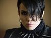 Noomi Rapace se je rodila leta 1979. Proslavila se je z vlogo hekerke Lisbeth Salander (na fotografiji) v filmih po uspešni knjižni trilogiji zdaj že pokojnega Stiega Larssona, Milenium. Foto: Kolosej