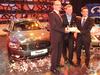 Predstavniki podjetja Porsche Slovenija so že tretje leto zapored prevzeli prenosno skulpturo SAL. Foto: M. Gr.