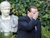 Berlusconi se je zaradi domnevnega zapleta z mladoletno prostitutko znašel v nemilosti italijanske javnosti, pa čeprav zagotavlja, da ni storil nič nezakonitega. Foto: EPA