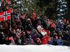 Komaj 22-letna Therese Johaug je z izredno predstavo slavila pred navdušeno množico rojakov, ki se jih je na slovitem Holmenkollnu zbralo kar sto tisoč. Foto: Reuters