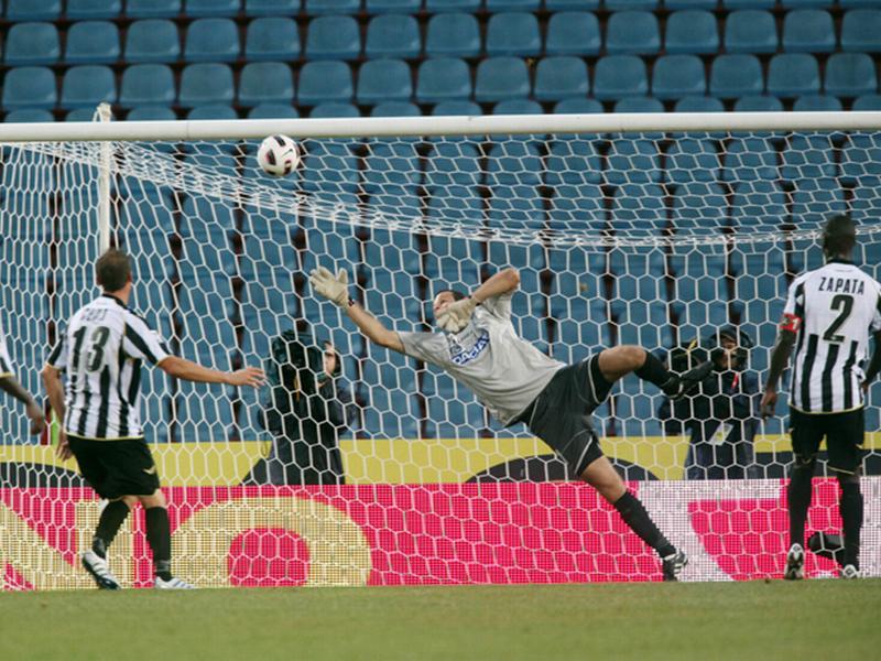 Samir Handanović je na 26. tekmi v letošnji Serii A, v nedeljo proti Bariju, že desetič ohranil svojo mrežo nedotaknjeno. Foto: Reuters