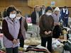 Japonci po vsej državi so se z minuto molka poklonili žrtvam katastrofalnega potresa in cunamija. Foto: EPA