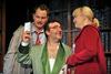 Duhoviti dialogi, iskriv (ljubkovalni in erotični) besedni zaklad in nepričakovani komični obrati odlikujejo to sodobno ljubezensko travestijo. Foto: SNG Drama