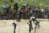 Izraelci so na Palestince streljali, ko so ti začeli plezati na ograje na izraelski meji. Foto: Reuters