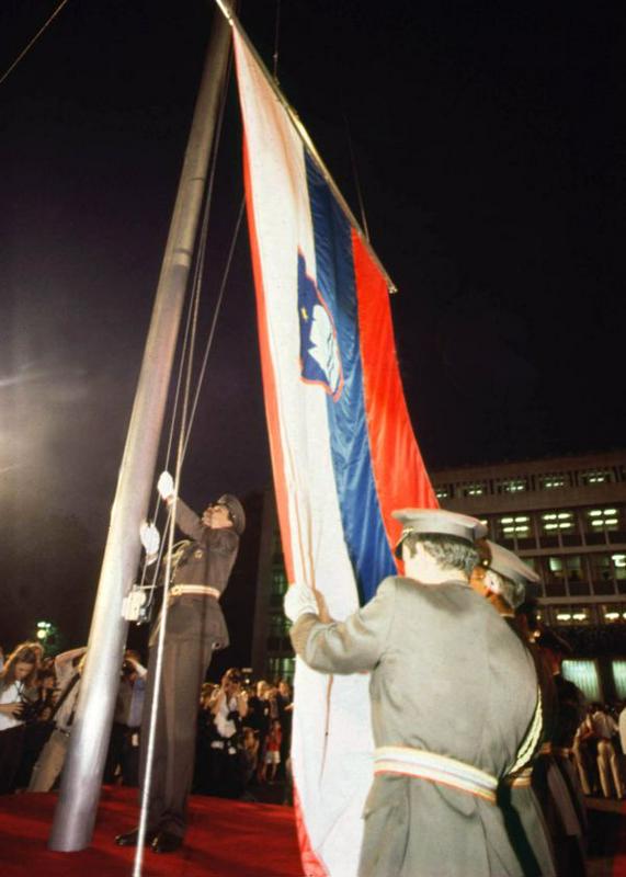 Dvig slovenske zastave ob slovesni razglasitvi samostojnosti Slovenije 26. junija 1991 na Trgu republike pred slovenskim parlamentom. Foto: Bobo