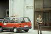 Ljubljana, Junij 1991 - Vojak JLA stoji pred RTV SLO med 10-dnevno vojno za Slovenijo