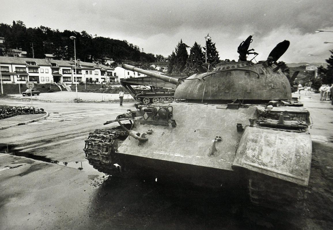 Hojs je dogodek v Vrhpolju, ko so se goloroki domačini postavili pred tanke jugoslovanske armade in jih tako poskušali zaustaviti na njihovi poti do državne meje, označil kot dogodek, ki je ostalim v Sloveniji vlil upanje in Slovence napolnil z uporniško energijo. Foto: BoBo