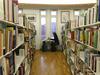Podatki knjižnic kažejo, da so poleg lahkotnejše žanrske literature dobro brana tudi kakovostna literarna dela. Med najopaznejšimi je trenutno Zgodba o ljubezni in temnini Amosa Oza, Muzej nedolžnosti Orhana Pamuka in Zgodbe Davida Fosterja Wallacea, od slovenskih del pa Jančarjev s kresnikom nagrajeni roman To noč sem jo videl in Flisarjev avtobiografski roman To nisem jaz. Foto: BoBo