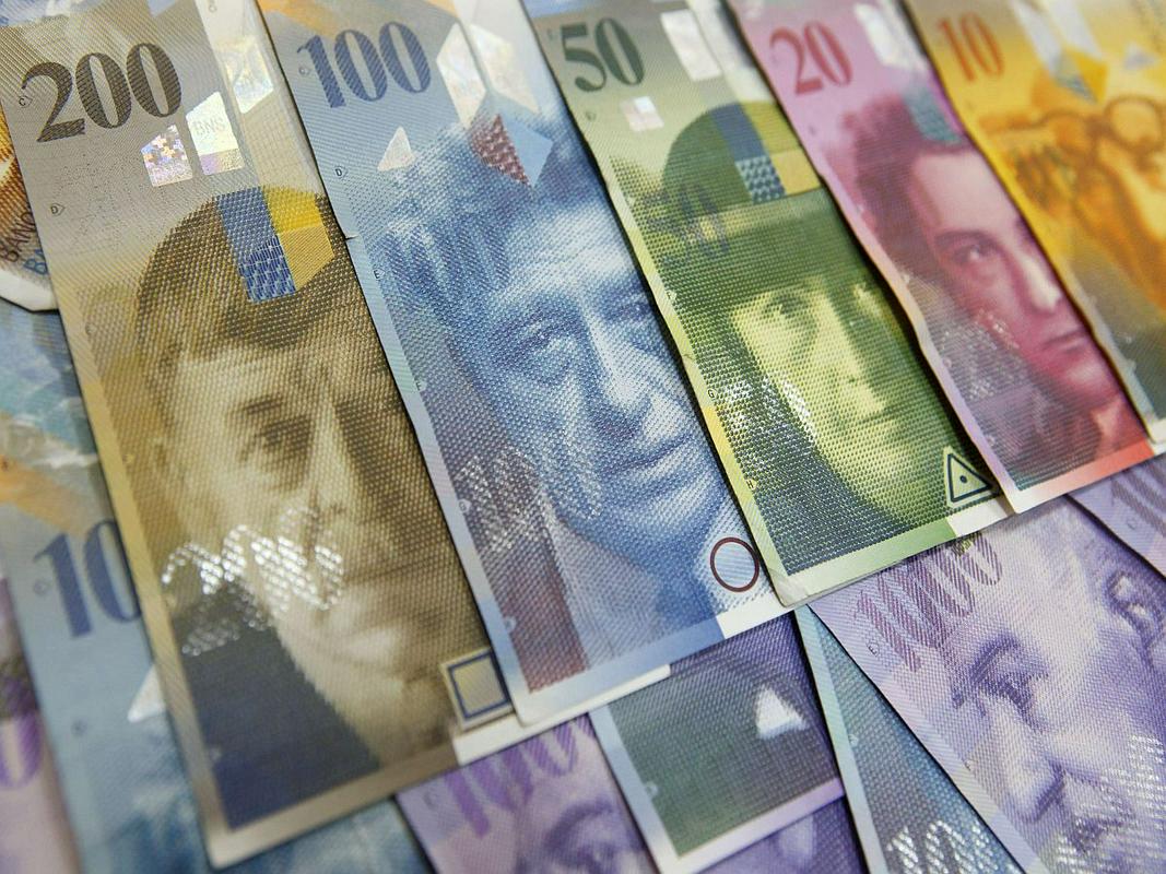 Bo Slovenija vendarle prepoznala, da je šlo za toksični proizvod, kot trdita ugledna pravnika? Je šlo za neupravičeno bogatenje bank? Bodo bančniki odgovarjali za goljufijo? Kolikšna je za banke cena človeškega življenja? Kako to problematiko rešujejo drugje po Evropi? Če bo prišla zadeva pred Evropsko sodišče za človekove pravice in bo sodišče odločilo v prid posojilojemalcev, bo breme nepoštenega ravnanja bank nosila država, banke pa se bodo izmazale. Bomo davkoplačevalci morali plačati za napake bank? Foto: Reuters