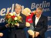 Wowereitu (L) je med prvimi čestital njegov partner Jörn Kubicki (D), s katerim sta skupaj od leta 1993. Foto: Reuters