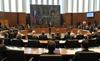 Poslanci so se posedli glede na sedežni red, o katerem so se dogovorili na sestanku začasnih vodij poslanskih skupin. Pozitivna Slovenija z največ poslanci bo zasedla sredino dvorane, levo od njih bodo sedeli poslanci Liste Virant, DeSUS-a in skrajno levo SD-ja. Desno od sredine bodo sedeli SLS, SDS in na koncu Nova Slovenija. Foto: BoBo