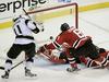 Anže Kopitar je s 7. golom končnice postal veliki junak podaljška 1. tekme finala Stanleyjevega pokala 2012. Takole je ukanil velikega Martina Brodeurja. Foto: Reuters