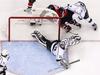 Kapetan New Jerseyja Zach Parise je v 16. poskusu poskrbel šele za prvi PP-gol Vragov v finalu, ob tem pa dosegel sploh svojo prvo točko v finalni seriji. Foto: Reuters