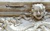 V Rimu so opazili, da se kruši kamen ob maskah zgornjega friza arhitekturne kulise slavne Fontane di Trevi. Foto: Reuters