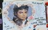 Michael Jackson je od svojega vrhunca v osemdesetih do smrti junija 2009 prehodil pestro pot. Album Bad je izšel leta 1987, pet let po Jacksonovem vrhuncu, albumu Thriller, ki še vedno vodi na lestvici najbolje prodajanih albumov vseh časov. V prvi polovici devetdesetih je njegova priljubljenost začela upadati, spopadal se je s številnimi obtožbami zaradi spolnih zlorab in očitki o načrtnem spreminjanju barve kože, a iz javnosti se nikoli ni umaknil. Foto: EPA