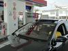 Ob prihodu na Petrolove bencinske servise lahko invalidi pokličejo na pomoč uslužbenca na telefonsko številko, zapisano na posebni nalepki. Foto: M. Kr.