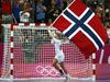 Linn Kristin Koren je odtekla častni krog z norveško zastavo. Norvežanke ostajajo vladarke ženskega rokometa. Foto: Reuters
