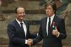 Francoski predsednik se je pošalil, da je imel vedno raje skupino The Beatles kot Rolling Stones, od članov pa raje McCartneyja kot Lennona. Foto: Reuters