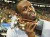 Usain Bolt je popeljal tek na 100 metrov povsem na novo raven - v letih 2008 in 2009 je svetovni rekord popravil kar za 16 stotink sekunde in povrnil množično zanimanje medijev in javnosti za kraljico športov. Foto: EPA