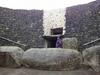 Newgrange – vhod in klada pred njim