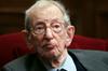 Ne le zgodovinar in večen marksist, Eric Hobsbawm je bil tudi strasten ljubitelj džeza, o katerem je v 50. letih pisal pod psevdonimom Francis Newton za New Statesman's jazz, pozneje pa za The Jazz Scene. Foto: EPA