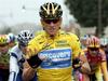 Rumena barva je povsem zbledela: Lance Armstrong si je do neverjetnih sedmih zmag na Dirki po Franciji pomagal s prepovedanimi poživili, čeprav sam to odločno zavrača in se sklicuje na to, da nikoli ni padel na dopinškem testu. Foto: EPA