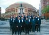 Današnja Lira je doslej že trikrat gostovala tudi v Angliji. Na sliki so pevci pred znamenito londonsko dvorano Albert Hall.