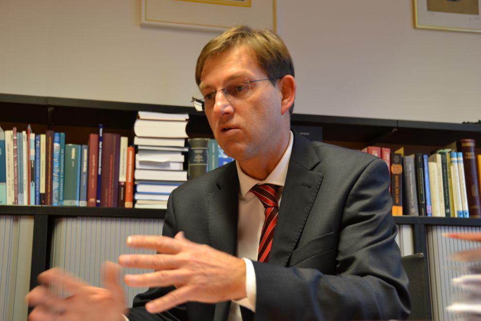 Pravnik opozarja, da bi bilo narobe, če bi civilna družba v roke vzela politiko.