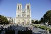 V pariški Notre Dame so pred kratkim začetek jubilejnega leta počastili z mašo, po kateri je francoski notranji minister Manuel Valls spomnil, da je katedrala preživela 80 kraljev, dva cesarja in pet republik. Podatek, ki je ganljiv za vse, ki v njenih stolpih vidijo podobo Francije v vsej njeni veličini, je dodal. Foto: EPA