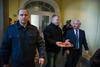 Mariborski mestni oblasti so poleg tez zahtevami predali tudi slastno pečeno hobotonico z zelenjavo. Foto: MMC RTV SLO/Rene Gomolj