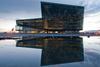 Konferenčni center in koncertna dvorana Harpa v Reykjaviku je nastala v sodelovanju z dansko-islandskim umetnikom Olafurjem Eliassonom. Vrata je odprla maja 2011 in je prva namensko zgrajena koncertna hiša na Islandiji. Foto: www.harpa.is