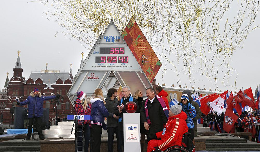 Ura v središču Moskve bo odštevala čas do začetka zimskih olimpijskih iger naslednje leto. Foto: EPA