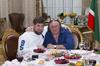 Kadirov in Depardieu sta ob razkošno obloženi mizi oznanila začetek filmskega projekta z imenom Srce očeta, ki naj bi ga snemali v čečenski prestolnici. Foto: Reuters
