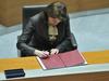 Sindikati pravijo, da bodo delo Alenke Bratušek spremljali zelo pozorno. Delodajalci od nove vlade pričakujejo nadaljevanje reform. Foto: BoBo